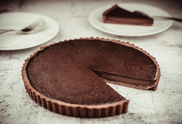 Quels sont les secrets pour une tarte au chocolat noir avec une pâte sucrée maison?