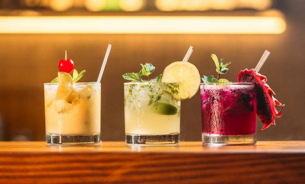 Quelles techniques pour préparer des cocktails à base de fruits tropicaux dans un bar de plage?